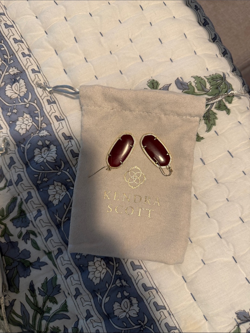 Kendra Scott Burgundy Oval Drop Earrings in Gold